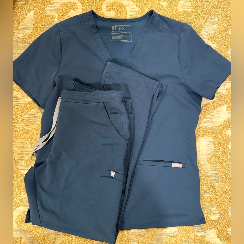 FIGS MEDIUM 2pocket scrubs Top; Yola regular pants